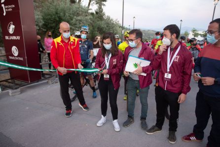 Cortando la cinta de salida el alcalde de La Iruela, Daniel Sánchez junto a Gonzalo Castillo, patrocinador de la empresa Bujarkay Cortando la cinta de salida el alcalde de La Iruela, Daniel Sánchez junto a Gonzalo Castillo, patrocinador de la empresa Bujarkay