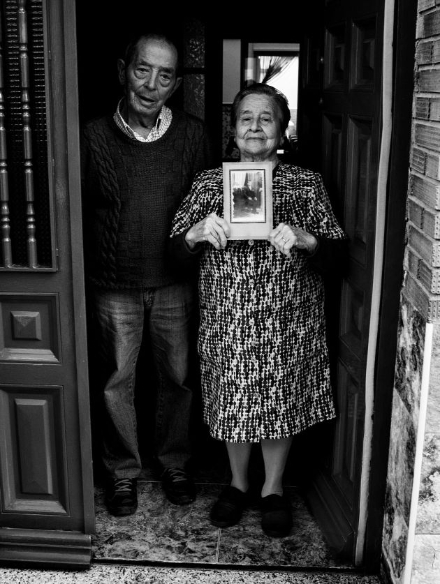 Regina Robledo en la puerta de su casa, con la foto de su padre, en la mano Regina Robledo en la puerta de su casa, con la foto de su padre, en la mano