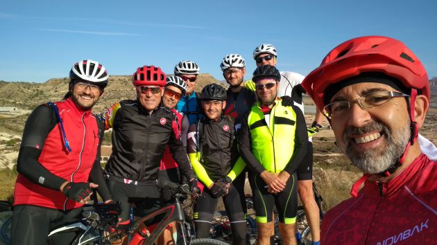 Un grupo de 'bikers' de los 'Infernales' en la Serra Grossa Un grupo de 'bikers' de los 'Infernales' en la Serra Grossa