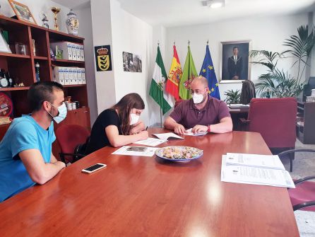 Momento de la firma del contrato entre el alcalde de Bedmar y Garciez, Pablo Ruiz, y la representante de la empresa adjudicataria, Almudena Chamorro Momento de la firma del contrato entre el alcalde de Bedmar y Garciez, Pablo Ruiz, y la representante de la empresa adjudicataria, Almudena Chamorro