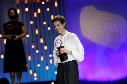 Dea Kulumbegashvili recibiendo la Concha de Oro en el festival de 2020 Dea Kulumbegashvili recibiendo la Concha de Oro en el festival de 2020