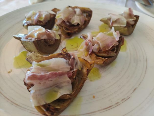 Corazones de alcachofa con tartar de gambas y panceta ibérica Corazones de alcachofa con tartar de gambas y panceta ibérica