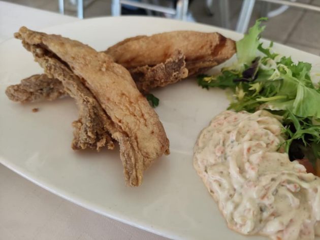 Costillas de corvina con salsa tártara Costillas de corvina con salsa tártara