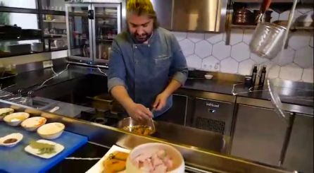 Alan Triñanes durante el taller de cocina en su restaurante Macorina Alan Triñanes durante el taller de cocina en su restaurante Macorina