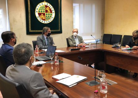 En el centro, el rector de la UJA, Juan Gómez (izquierda) y el consejero de Universidades, Rogelio Velasco (derecha). En el centro, el rector de la UJA, Juan Gómez (izquierda) y el consejero de Universidades, Rogelio Velasco (derecha).