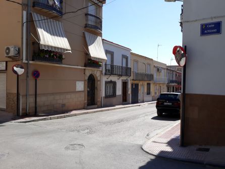 Cartel y espejos situados en el cruce de las calles Altozano y Pilarillo Cartel y espejos situados en el cruce de las calles Altozano y Pilarillo