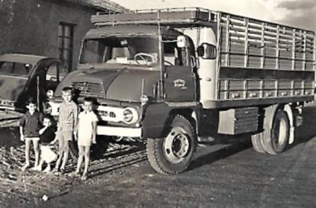 Camión Thames Trader. Llegó en barco al puerto de Barcelona, procedente de Inglaterra, donde fue a recogerlo, ( sin carnet de conducir), Ramón "El Polvareas", en 1957. Los niños son sobrinos de Ramón. de derecha a izquierda: Salvador, Pepito, Maribel y Juan Antonio. Cuesta Blanca. Diputación de Perín. Zona Oeste de Cartagena, 1961. Camión Thames Trader. Llegó en barco al puerto de Barcelona, procedente de Inglaterra, donde fue a recogerlo, ( sin carnet de conducir), Ramón "El Polvareas", en 1957. Los niños son sobrinos de Ramón. de derecha a izquierda: Salvador, Pepito, Maribel y Juan Antonio. Cuesta Blanca. Diputación de Perín. Zona Oeste de Cartagena, 1961.