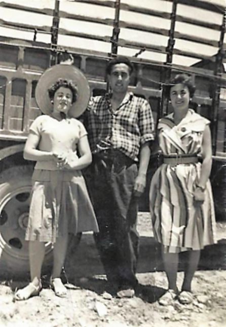 Izquierda a derecha: Salvadora Casanova Bernal y Ramón Conesa Pérez en su noviazgo y Josefina Casanova llamada cariñosamente: " Tormento", tía de Dori, junto a la caja del camión Thames Trader. Cuesta Blanca 1961 Izquierda a derecha: Salvadora Casanova Bernal y Ramón Conesa Pérez en su noviazgo y Josefina Casanova llamada cariñosamente: " Tormento", tía de Dori, junto a la caja del camión Thames Trader. Cuesta Blanca 1961