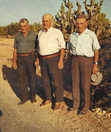 Los hermanos "Polvareas" de la saga de Los Casianos. Izquierda Andrés, en el centro Antonio Conesa Bernal, (el carretero) y a la derecha Casiano, quien vino de Francia después de muchos años sin volver a España y a su pueblo: Cuesta Blanca. 1967 Los hermanos "Polvareas" de la saga de Los Casianos. Izquierda Andrés, en el centro Antonio Conesa Bernal, (el carretero) y a la derecha Casiano, quien vino de Francia después de muchos años sin volver a España y a su pueblo: Cuesta Blanca. 1967