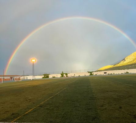 Espectacular arco iris en el transcurso del partido Espectacular arco iris en el transcurso del partido