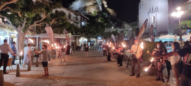 Las antorchas iluminaban la noche para la partida de los corredores en la plaza de Santa María Las antorchas iluminaban la noche para la partida de los corredores en la plaza de Santa María