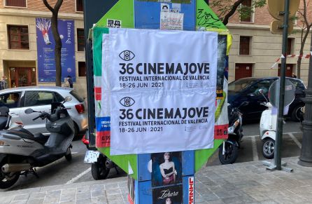 Cartel anunciador de Cinema Jove en una cabina telefónica Cartel anunciador de Cinema Jove en una cabina telefónica
