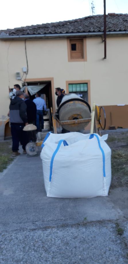 Varias personas se disponen a tapiar una vivienda Varias personas se disponen a tapiar una vivienda