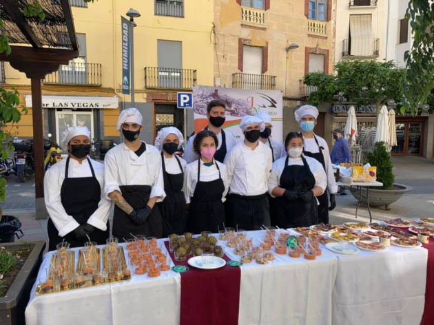 Los alumnos del ciclo de hosteleria del IES Castillo de la Yedra se encargaron de la degustación de productos autóctonos Los alumnos del ciclo de hosteleria del IES Castillo de la Yedra se encargaron de la degustación de productos autóctonos