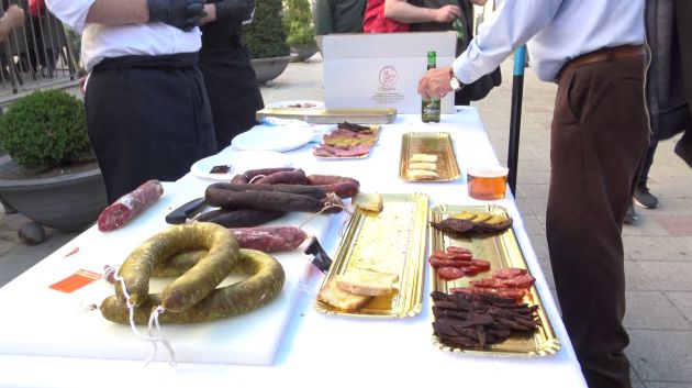 Se ofreció una deliciosa degustación de AOVES y embutidos entre otros productos Se ofreció una deliciosa degustación de AOVES y embutidos entre otros productos