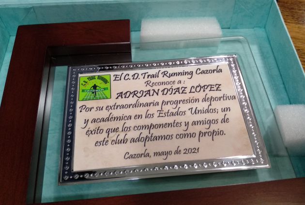 Una placa reconoce los grandes logros que en menos de un año ha protagonizado Adrián en EE.UU. Una placa reconoce los grandes logros que en menos de un año ha protagonizado Adrián en EE.UU.