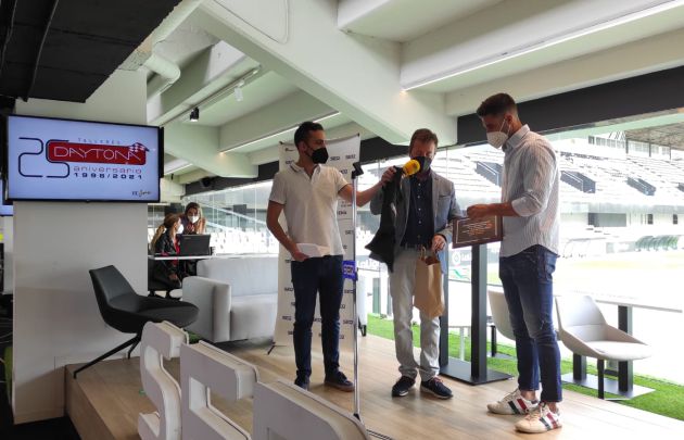 Raúl Navas recibe el premio al Motor del Equipo Raúl Navas recibe el premio al Motor del Equipo