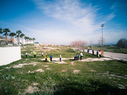 Usuarios de ADIJ Jódar en sus tareas de limpieza y recogida de basura Usuarios de ADIJ Jódar en sus tareas de limpieza y recogida de basura