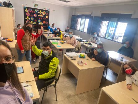 Momento de la alcaldesa, Mª Teresa García, a las instalaciones de ADIJ Jódar Momento de la alcaldesa, Mª Teresa García, a las instalaciones de ADIJ Jódar
