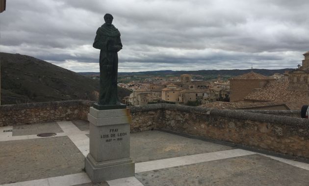 Estatua de Fray Luis de León en el atrio del Archivo Histórico Provincial de Cuenca. Estatua de Fray Luis de León en el atrio del Archivo Histórico Provincial de Cuenca.