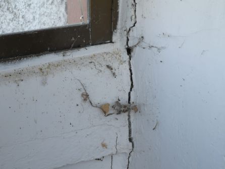 Detalle de las grietas en la fachada exterior de la casa. Detalle de las grietas en la fachada exterior de la casa.