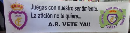 Pancarta que han enseñado los futbolistas del Real Jaén. Pancarta que han enseñado los futbolistas del Real Jaén.