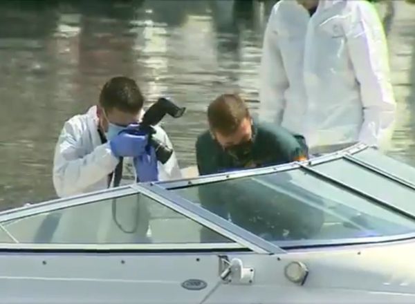 Agentes de la Guardia Civil inspeccionan el barco de Tomás Gimeno