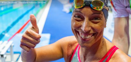 La deportista celebra el éxito en una de sus competiciones La deportista celebra el éxito en una de sus competiciones