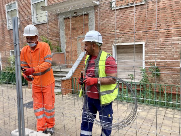 Técnicos municipales vallan los alrededores del bloque Técnicos municipales vallan los alrededores del bloque