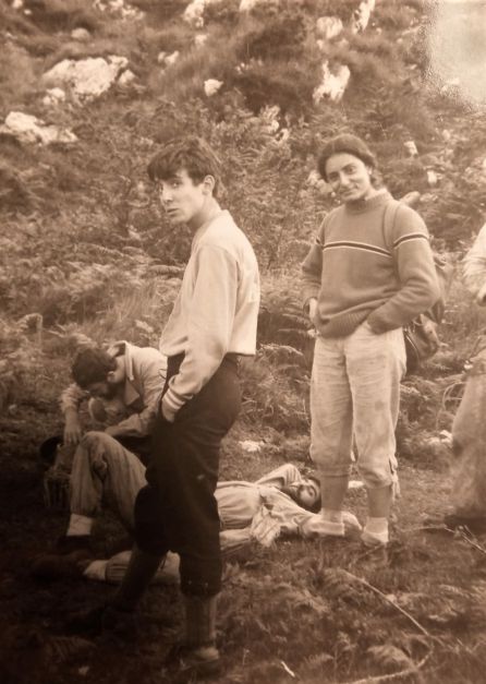 Salva inglés participando en el II Campamento Internacional de Espeleología celebrado en El Mazuco. Asturias. Esta actividad fue organizada en el año 1977 por la Delegación Provincial de la Juventud de Soria, dirigida a jóvenes mayores de 17 años, para el perfeccionamiento técnico de iniciados en la espeleología y su coste era de 4000 pesetas. Aquel año a pesar de la juventud de Salva, ya ostentaba el cargo de jefe Provincial de Espeleología de la OJE en Murcia Salva inglés participando en el II Campamento Internacional de Espeleología celebrado en El Mazuco. Asturias. Esta actividad fue organizada en el año 1977 por la Delegación Provincial de la Juventud de Soria, dirigida a jóvenes mayores de 17 años, para el perfeccionamiento técnico de iniciados en la espeleología y su coste era de 4000 pesetas. Aquel año a pesar de la juventud de Salva, ya ostentaba el cargo de jefe Provincial de Espeleología de la OJE en Murcia
