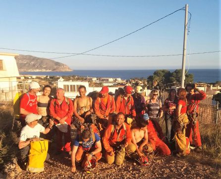 Salva junto con compañeros espeleólogos en un encuentro interclubes en la sima Destapada en mayo de 2017, para realizar exploración de espeleobuceo. El buceo en cuevas es una especialidad de buceo en la que se requiere una gran formación técnica, experiencia y trabajo en equipo. Entre el 2013 y el 2019 tras siete duros e intensos años de exploración, gracias a sus esfuerzos y constancia han descubierto la mayor sala sumergida de la Región de Murcia con más de 100 metros de longitud. Salva junto con compañeros espeleólogos en un encuentro interclubes en la sima Destapada en mayo de 2017, para realizar exploración de espeleobuceo. El buceo en cuevas es una especialidad de buceo en la que se requiere una gran formación técnica, experiencia y trabajo en equipo. Entre el 2013 y el 2019 tras siete duros e intensos años de exploración, gracias a sus esfuerzos y constancia han descubierto la mayor sala sumergida de la Región de Murcia con más de 100 metros de longitud.