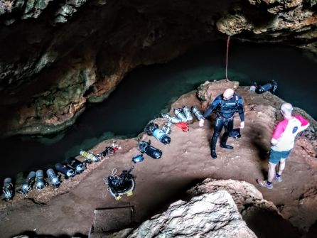 En mayo de 2021 miembros del GIS, (Grupo de Investigación Subterránea) gis.del.cex.ct@gmail.com del Centro Excursionista de Cartagena, tras el paréntesis obligado por la situación COVID, reanudan la exploración de la famosa Cueva del Agua de Isla Plana. Quedan muchas sorpresas por descubrir en el subsuelo de la zona oeste de Cartagena. En mayo de 2021 miembros del GIS, (Grupo de Investigación Subterránea) gis.del.cex.ct@gmail.com del Centro Excursionista de Cartagena, tras el paréntesis obligado por la situación COVID, reanudan la exploración de la famosa Cueva del Agua de Isla Plana. Quedan muchas sorpresas por descubrir en el subsuelo de la zona oeste de Cartagena.
