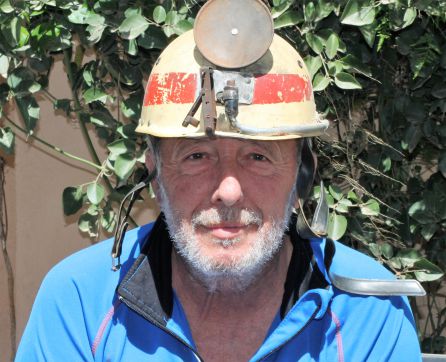 Salvador Inglés en la actualidad portando un viejo casco DURALEU FORTE con sistema de carburero de auto presión, encendido con un mechero de piedra utilizado para cocinas y una lata como reflector. En la década de los años 70 Los materiales de espeleología eran todavía escasos, por lo que los propios espeleólogos adaptaban lo que tenían a mano para equiparse. Afortunadamente han ido evolucionando y ganando en seguridad, aunque se haya perdido cierto halo de romanticismo se ha ganado en eficacia y mayor capacidad de permanencia en las exploraciones subterráneas. 2021 Salvador Inglés en la actualidad portando un viejo casco DURALEU FORTE con sistema de carburero de auto presión, encendido con un mechero de piedra utilizado para cocinas y una lata como reflector. En la década de los años 70 Los materiales de espeleología eran todavía escasos, por lo que los propios espeleólogos adaptaban lo que tenían a mano para equiparse. Afortunadamente han ido evolucionando y ganando en seguridad, aunque se haya perdido cierto halo de romanticismo se ha ganado en eficacia y mayor capacidad de permanencia en las exploraciones subterráneas. 2021