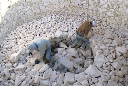 Trabajadores en el proceso de elaboración de la cal Trabajadores en el proceso de elaboración de la cal