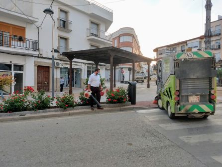 Hasta el propio alcalde se incorporó a las labores de limpieza de las calles Hasta el propio alcalde se incorporó a las labores de limpieza de las calles
