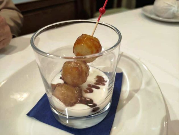 Brocheta de melón macerada al pedro ximénez con yogur de cabra Brocheta de melón macerada al pedro ximénez con yogur de cabra