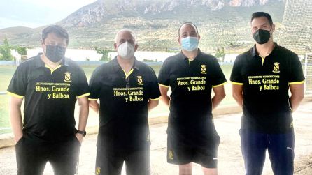 De izquierda a derecha, entrenador, Cristóbal Moreno, presidente, Justo Moya, tesorero, Diego Gremán y capitán, Romera De izquierda a derecha, entrenador, Cristóbal Moreno, presidente, Justo Moya, tesorero, Diego Gremán y capitán, Romera