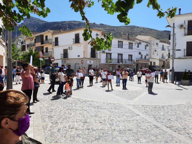 A pesar de ser un dia de fiesta numerosas mujeres pidieron justicia para su vecina A pesar de ser un dia de fiesta numerosas mujeres pidieron justicia para su vecina