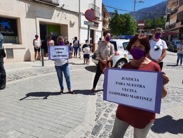 En la céntrica plaza de la Consitución las mujeres de Huesa piden justicia En la céntrica plaza de la Consitución las mujeres de Huesa piden justicia