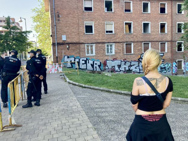 Thais dejó el bloque de Olárizu hace un mes. Hoy se ha personado en la zona para ayudar al resto de vecinos que hoy tenían que dejar la vivienda. Thais dejó el bloque de Olárizu hace un mes. Hoy se ha personado en la zona para ayudar al resto de vecinos que hoy tenían que dejar la vivienda.