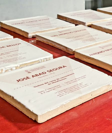Placas con el nombre de las víctimas homenajeadas Placas con el nombre de las víctimas homenajeadas