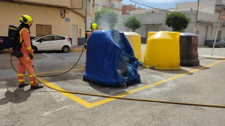 Bomberos apagan el incendio en un contenedor en Xeraco Bomberos apagan el incendio en un contenedor en Xeraco