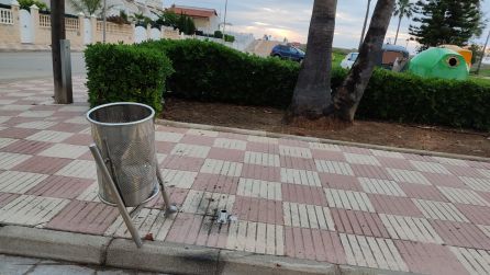 Una de las papeleras destrozadas en Xeraco Una de las papeleras destrozadas en Xeraco