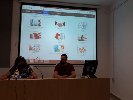 Momento de la presentación, alcaldesa, Mª Teresa García, a la izquierda, de fondo pantalla de la web Momento de la presentación, alcaldesa, Mª Teresa García, a la izquierda, de fondo pantalla de la web