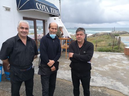 Richard Enrique responsable del restaurante Cota Zero con dos de sus empleados. Richard Enrique responsable del restaurante Cota Zero con dos de sus empleados.