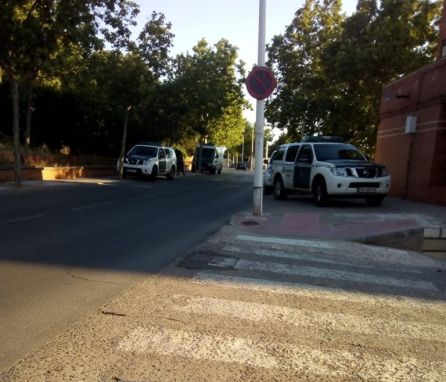 Vehículos de la Guardia Civil en la calle Fernando el Santo Vehículos de la Guardia Civil en la calle Fernando el Santo