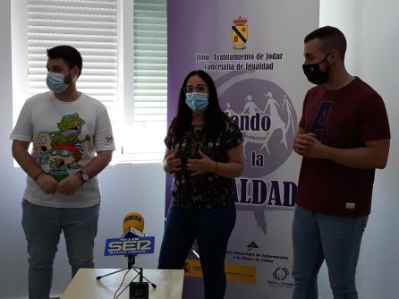 Momento de la presentación del Taller de Títeres, concejala de Igualdad, Paqui Marcos, en el centro Momento de la presentación del Taller de Títeres, concejala de Igualdad, Paqui Marcos, en el centro