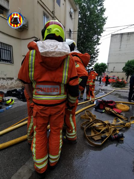 Bomberos trabajando en la extinción del incendio Bomberos trabajando en la extinción del incendio