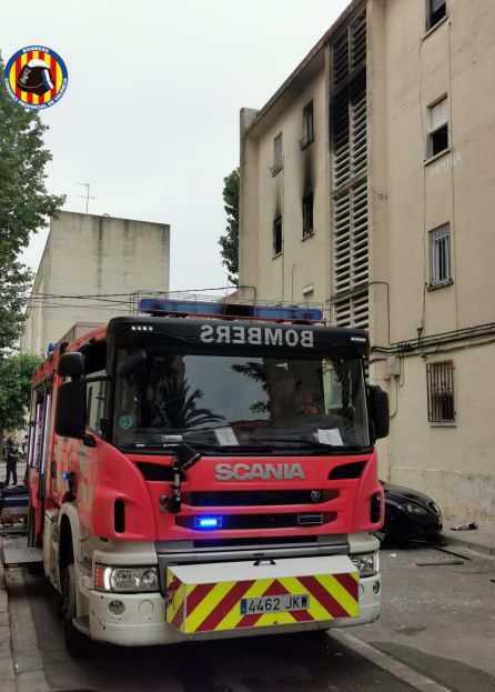 Camión de bomberos frente al inmueble incendiado Camión de bomberos frente al inmueble incendiado