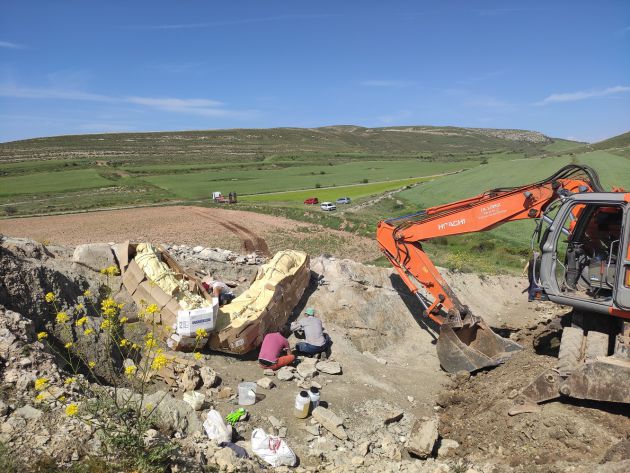 Paleontólogos terminando de preparar las momias para su extracción con la máquina giratoria Paleontólogos terminando de preparar las momias para su extracción con la máquina giratoria